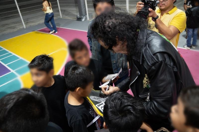 Alex Lora convive con niñas, niños y adolescentes de Casa Otoch en jornada musical