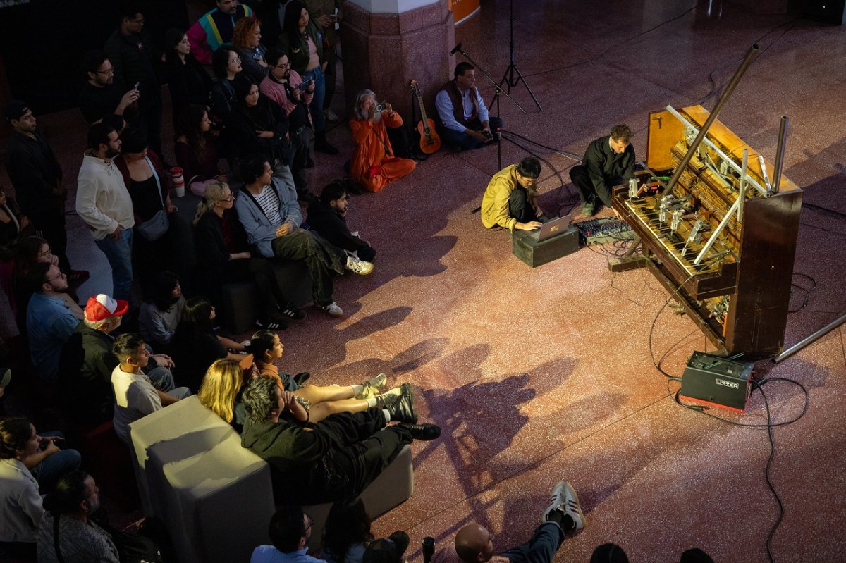PianoM&aacute;quina de Lolo & Sosaku cierra con &eacute;xito el Programa [Arte+Comunidad] 2025 de LABNL