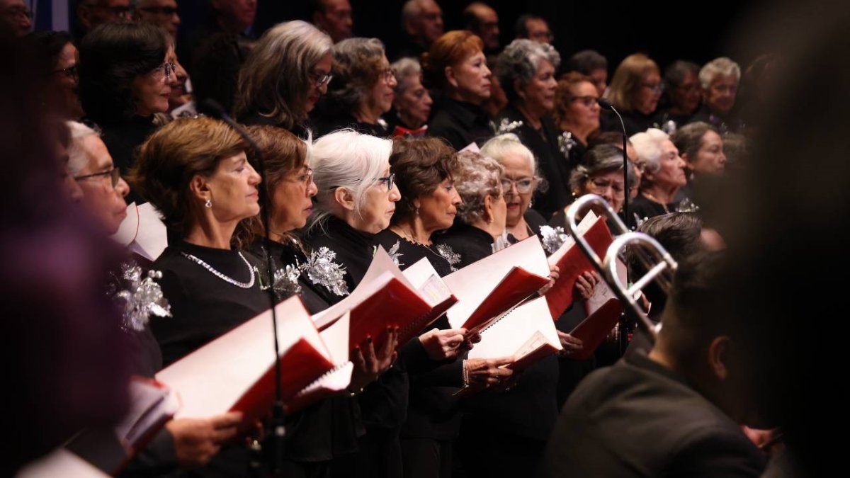 Presidenta del DIF Estatal asiste al XXIII Concierto Navide&ntilde;o de Plan Vida para personas adultas mayores