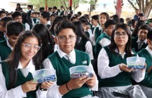 SEG invierte 5 millones de pesos en lentes para m&aacute;s de 8 mil estudiantes guerrerenses