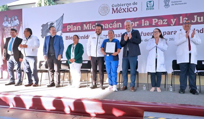 IMSS y gobierno de Michoac&aacute;n entregan nombramientos a 270 trabajadores de salud como parte del Plan por la Paz y la Justicia