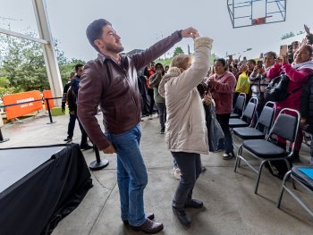 Gobernador Samuel García fortalece programa 'Ayudamos a las Mujeres' en Santiago