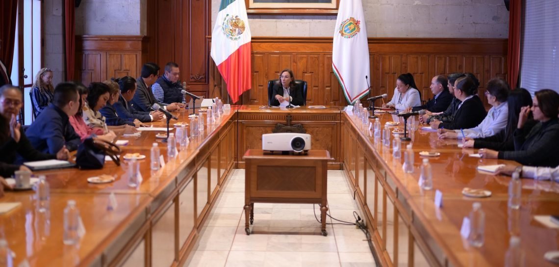 Gobernadora de Veracruz sostiene reuni&oacute;n in&eacute;dita con directores escolares para supervisar obras educativas