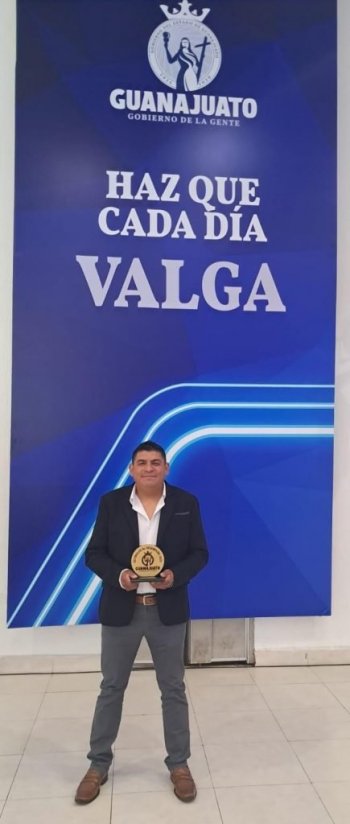 INAEBA reconoce a 215 trabajadores destacados en evento estatal de fin de año