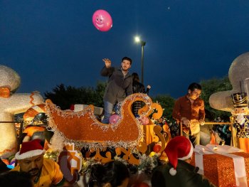 Gobierno de Nuevo León lleva Desfile Navideño 2025 a Juárez con asistencia masiva