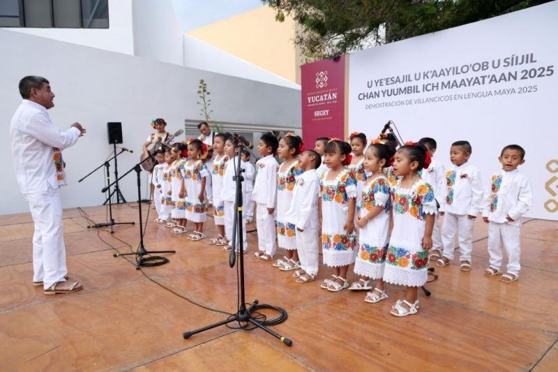 Estudiantes emocionan con villancicos en lengua maya en explanada de la Segey