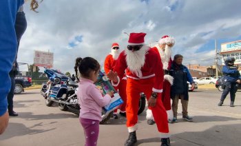 Policías de Aguascalientes entregan juguetes a niños con recursos propios en programa de proximidad social
