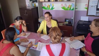 Reconocen a docente irapuatense con distintivo 'Maestra que deja huella' por 25 años de trayectoria