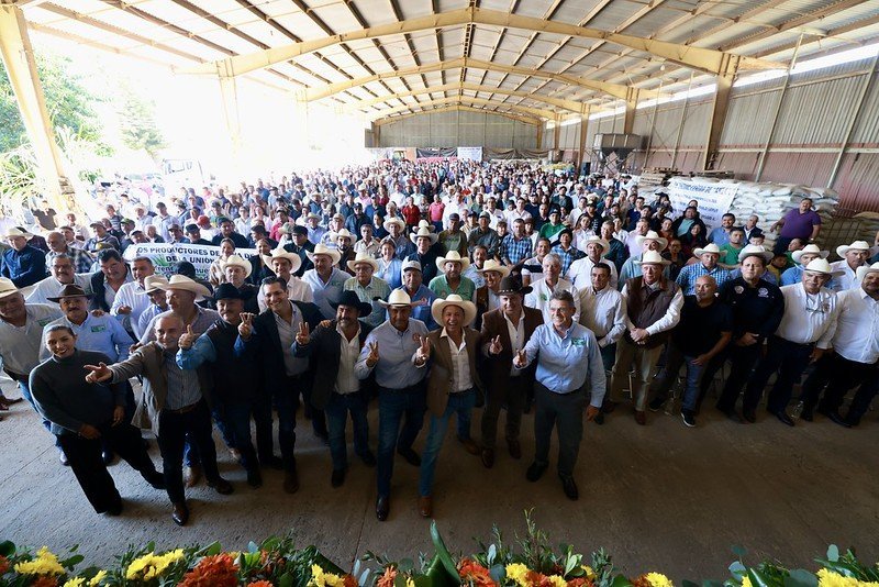 Jalisco entrega cosechadoras de &uacute;ltima generaci&oacute;n a ca&ntilde;eros para impulsar la sustentabilidad y productividad