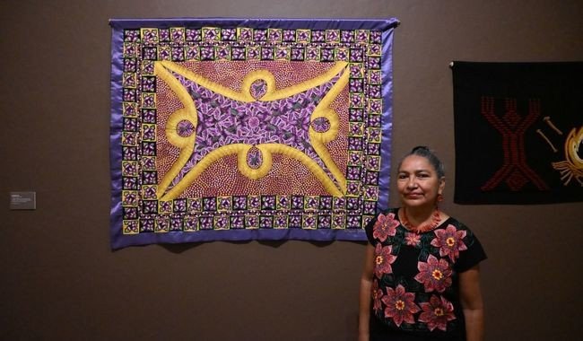 Exposici&oacute;n 'Grabadoras de historias' re&uacute;ne obra gr&aacute;fica de mujeres ind&iacute;genas y afrodescendientes en el MUNAE