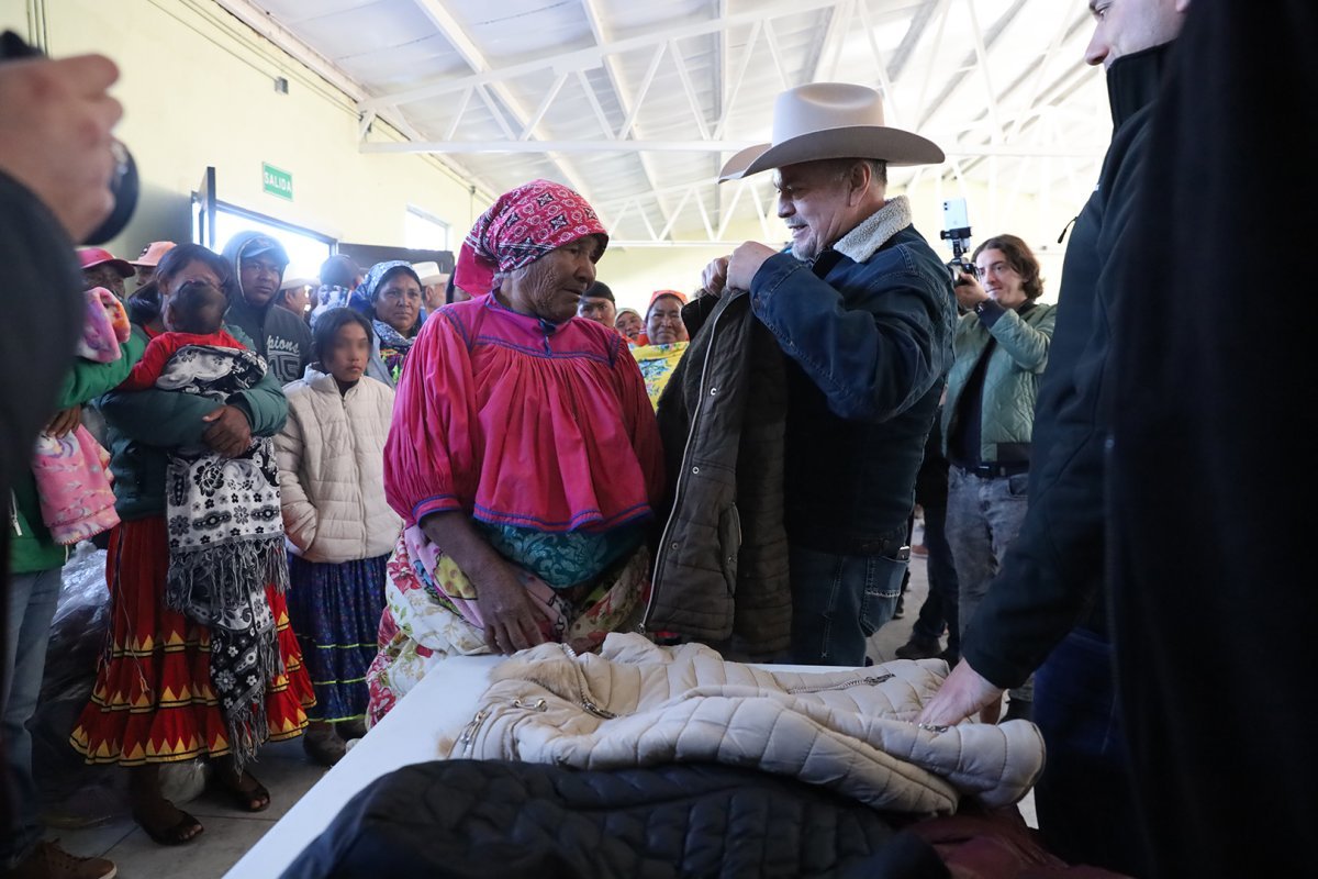 Gobierno entrega apoyos alimentarios y chamarras a 300 familias ind&iacute;genas en Nonoava