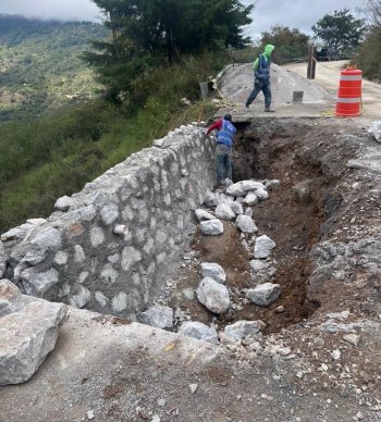 CEI invierte 100 millones de pesos en más de 40 frentes de obra para rehabilitar caminos en Sierra Gorda y Semidesierto
