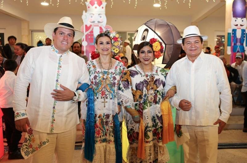 Gobernador Joaqu&iacute;n D&iacute;az Mena corona a la Reina de la Feria de Reyes Tizim&iacute;n 2026 y declara festividades Patrimonio Cultural Intangible