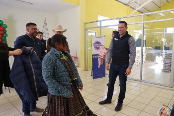 Gobierno del Estado entrega apoyos alimentarios y chamarras a 200 familias de San Francisco de Borja