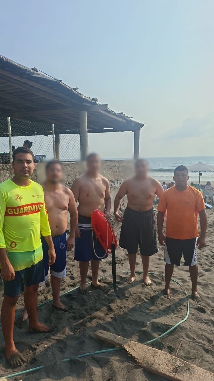 Guardavidas de Protecci&oacute;n Civil rescatan a tres turistas estadounidenses en riesgo de ahogamiento en playa El Para&iacute;so, Colima