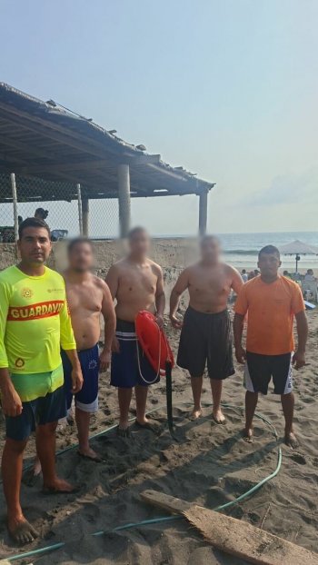 Guardavidas de Protección Civil rescatan a tres turistas estadounidenses en riesgo de ahogamiento en playa El Paraíso, Colima