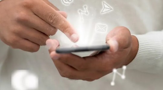 Cómo los algoritmos de redes sociales influyen en nuestras emociones y decisiones