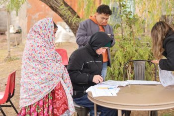 Gobierno del Estado entrega cobijas, hule y despensas a familias rarámuri ante tormenta invernal