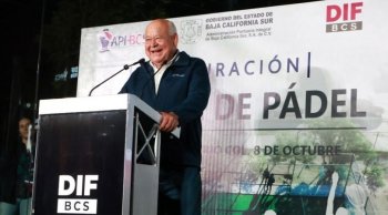 Gobernador Castro Cosío inaugura cancha de pádel en colonia 8 de Octubre de La Paz