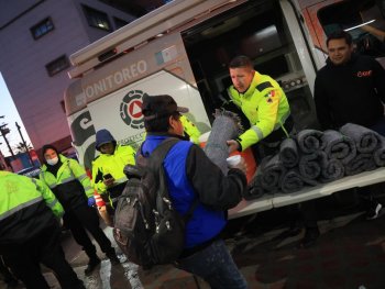 DIF Nuevo León y Protección Civil entregan cobertores y bebidas calientes ante descenso de temperaturas