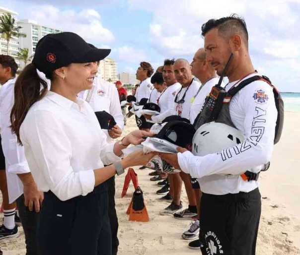 Canc&uacute;n fortalece a su equipo de guardavidas con nueva dotaci&oacute;n de uniformes para mejorar la seguridad en playas