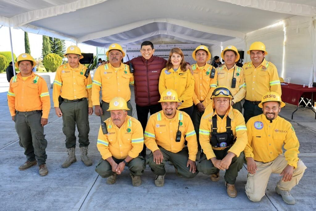 Gobernador de Oaxaca impulsa método 'roza, tumba y pica' para prevenir incendios forestales en la Sierra Sur