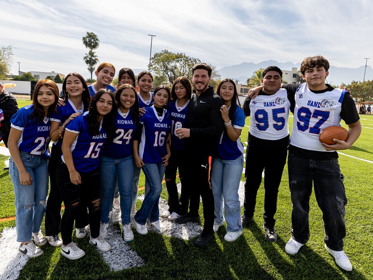 Samuel Garc&iacute;a inaugura cancha deportiva 400 en la prepa 15 de la UANL y proyecta m&aacute;s becas rumbo al Mundial 2026