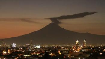 Extraños pilares de luz sobre el Popocatépetl generan asombro; expertos los atribuyen a espectros rojos