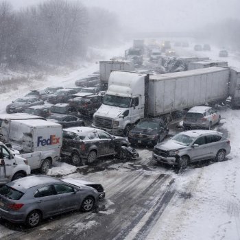 Tormenta invernal paraliza a más de la mitad de EE.UU., provoca carambola masiva en Michigan