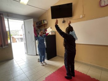 Estudiantes de Terapia Física de UP Santa Rosa realizan valoraciones posturales en Telesecundaria México