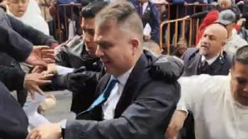 Víctor Hugo Lobo violenta el Congreso para retener su curul 