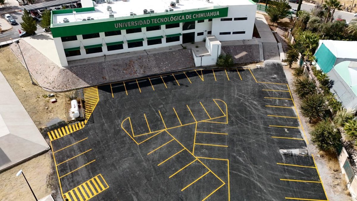 Gobierno del Estado concluye pavimentaci&oacute;n de estacionamiento en la UTCH beneficiando a miles
