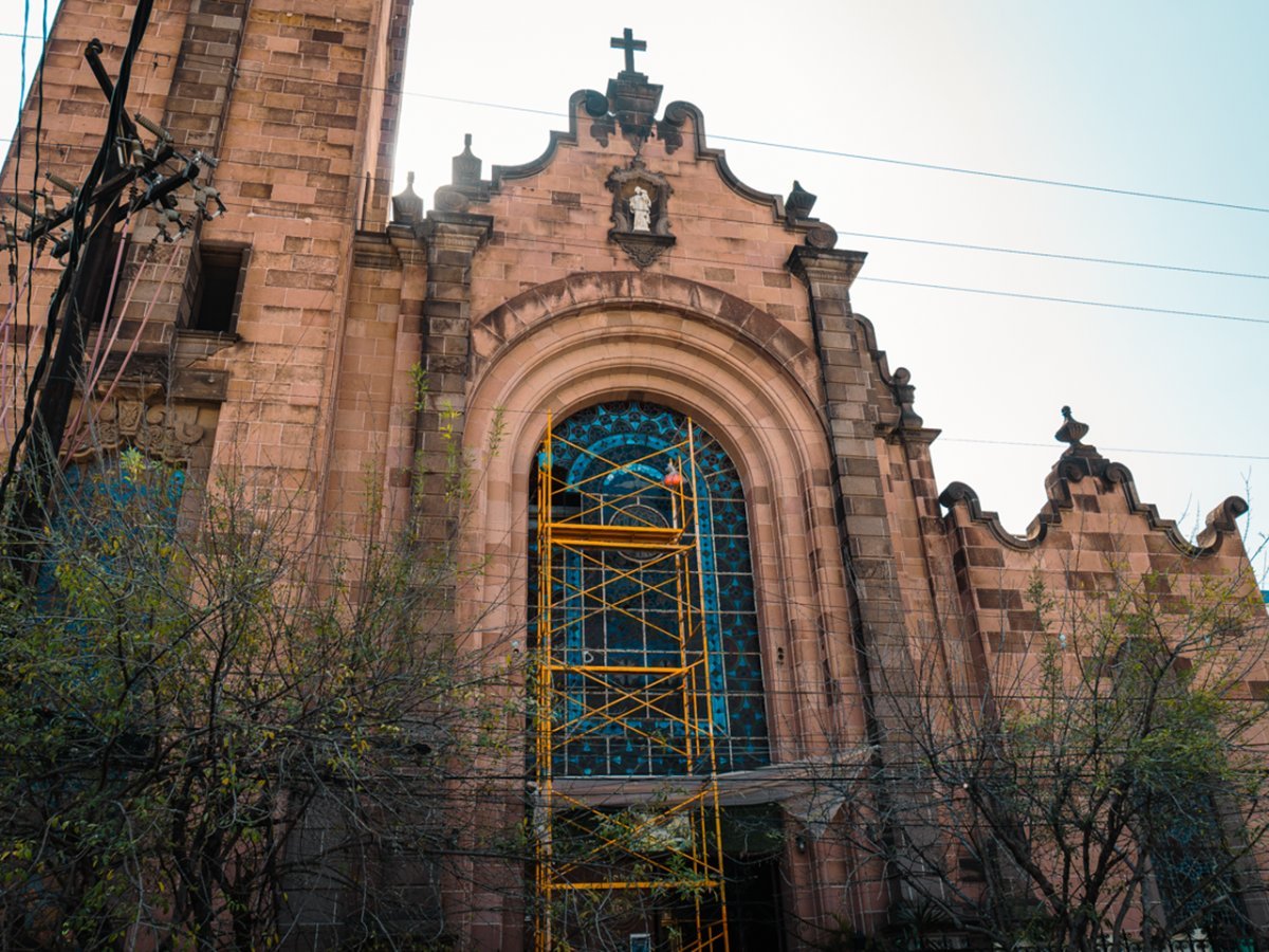Inician restauración de vitrales del Templo San José de Monterrey con apoyo de Fidecultural