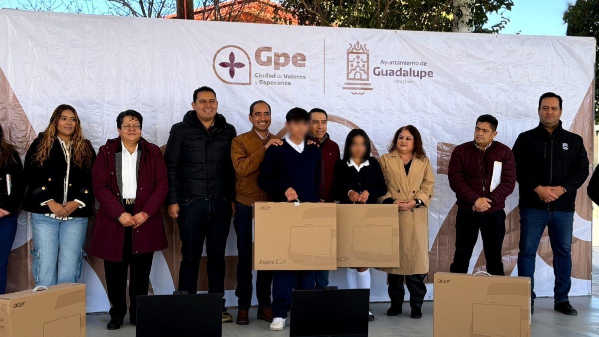 Programa 2x1 entrega equipos de cómputo a estudiantes de Telesecundaria en Guadalupe