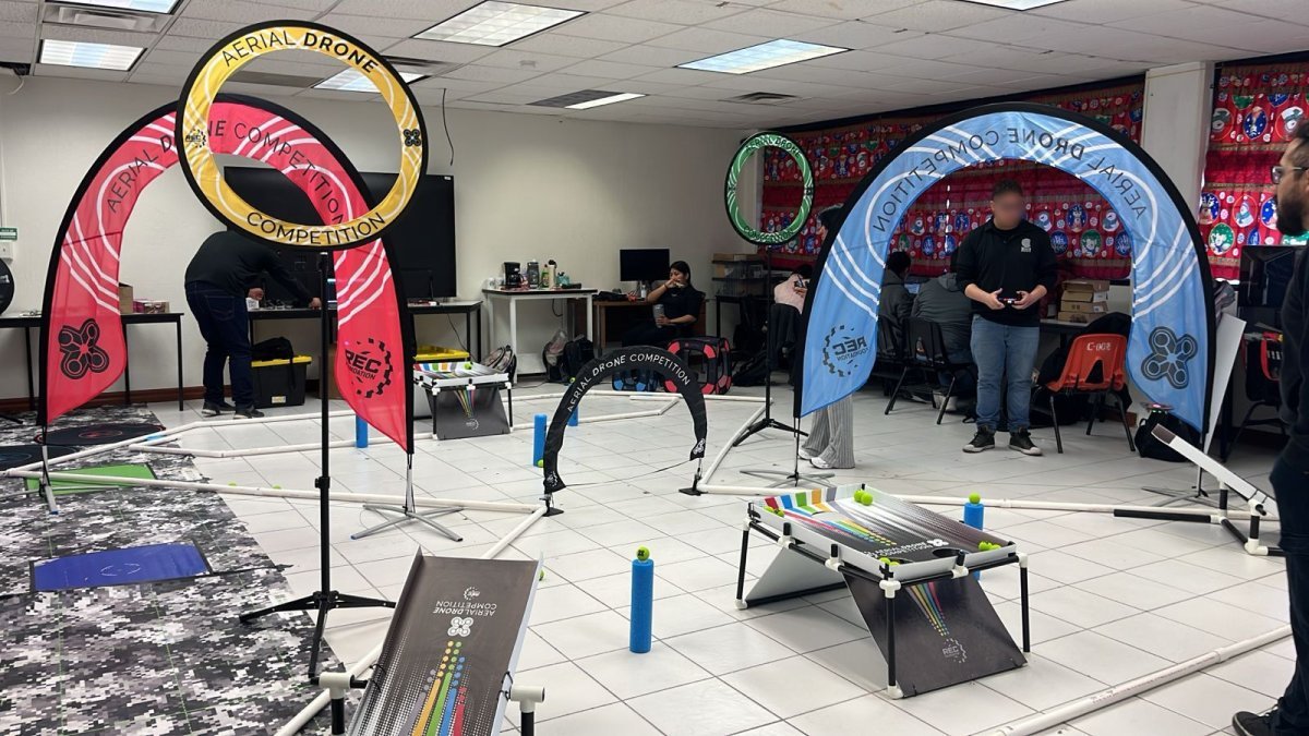 Estudiantes de Cobach se capacitan en manejo de drones con la UTCJ