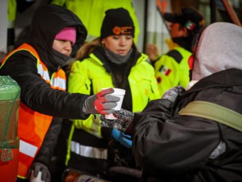 Operativo Carrusel entrega 272 cobertores y bebidas calientes ante bajas temperaturas en Monterrey