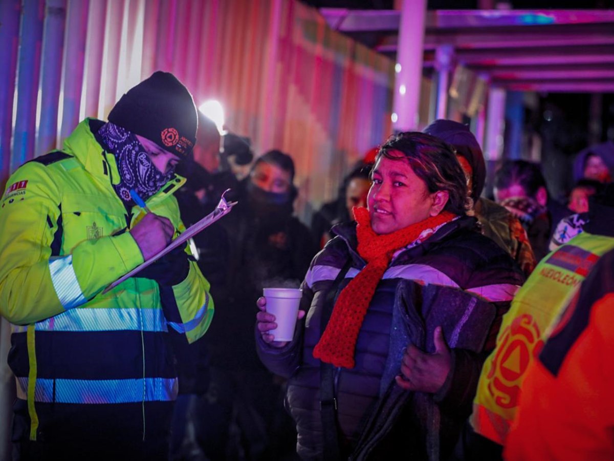 Operativo Carrusel brinda abrigo y bebidas calientes a personas en hospitales de Monterrey ante temperaturas bajo cero