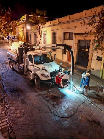 Ceabien avanza en limpieza de red de drenaje en calle Manuel García Vigil del Centro Histórico