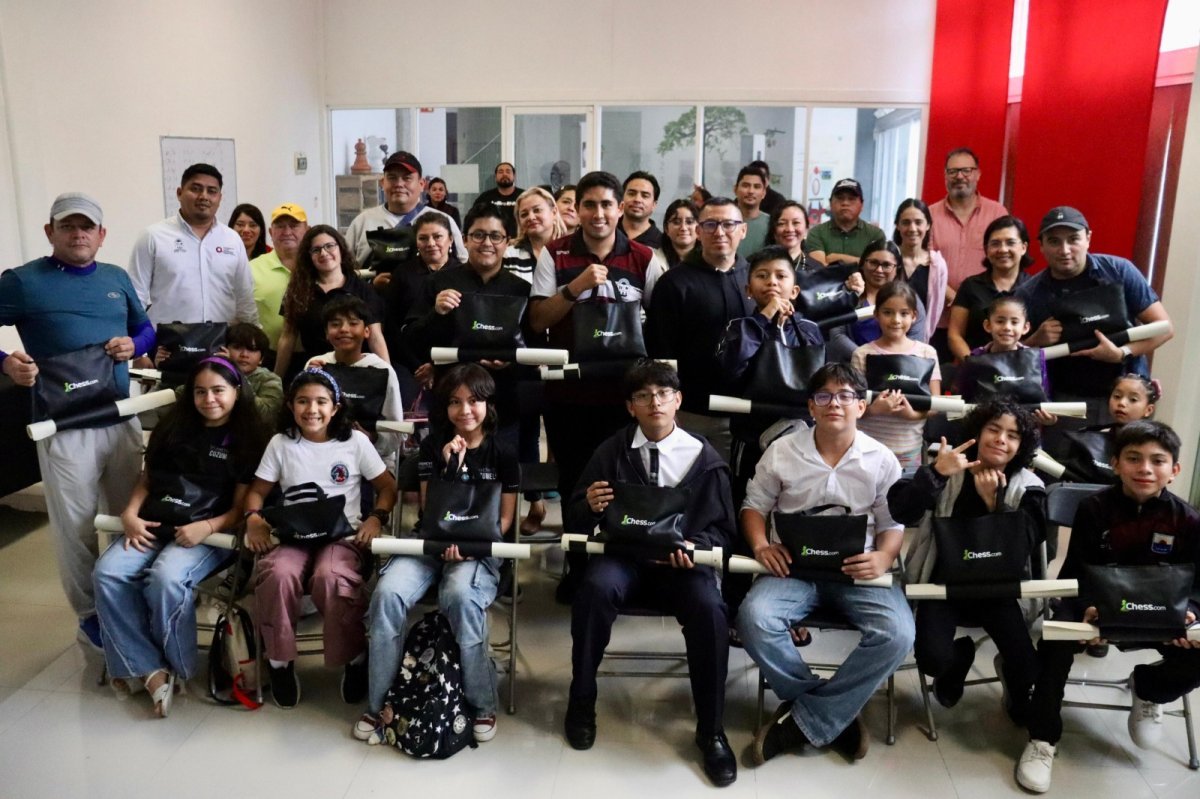 CODEQ y COQHCYT entregan 25 tableros de ajedrez a Club Estrellas del Tablero en Cozumel