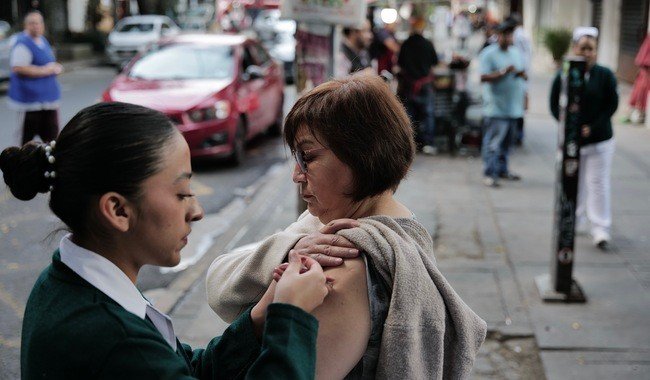 IMSS reporta avance en vacunaci&oacute;n invernal con m&aacute;s de 16.5 millones de dosis aplicadas