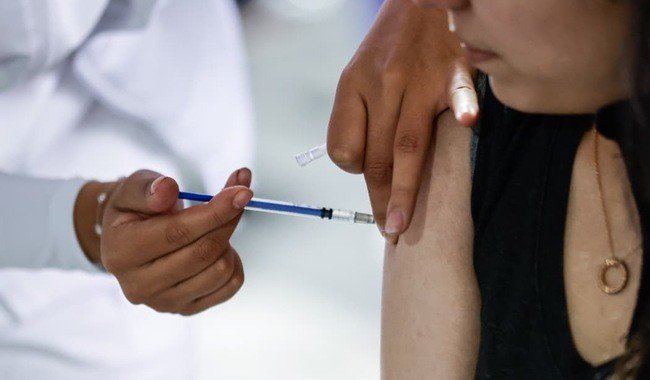 ISSSTE contin&uacute;a vacunaci&oacute;n gratuita contra COVID-19, influenza y sarampi&oacute;n sin importar derechohabiencia