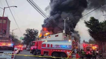 Controlan incendio en bodega de Álvaro Obregón; equipos de emergencia trabajan en enfriamiento y remoción