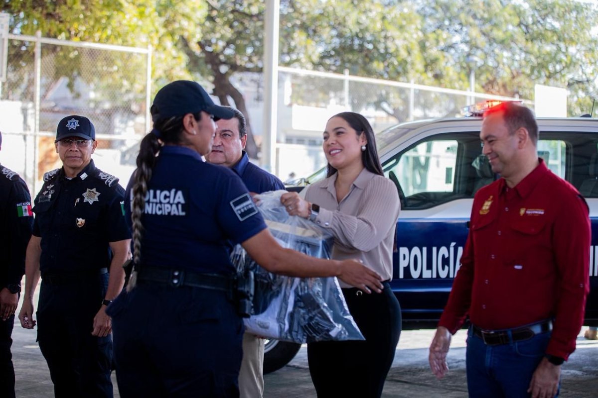 Gobernadora de Colima entrega patrullas y equipamiento a Tecom&aacute;n con inversi&oacute;n federal superior a 5.1 MDP