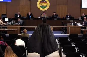 Protesta de hombre disfrazado de Batman desata polémica por posible colaboración con ICE en Santa Clara