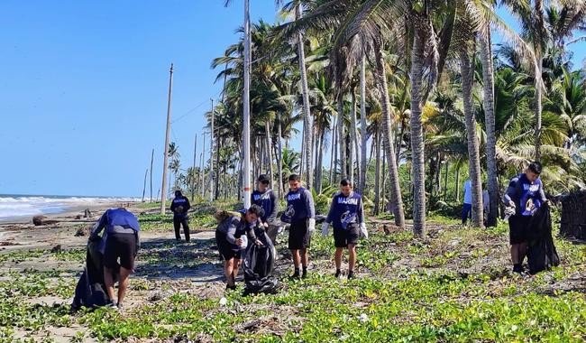 Retiran m&aacute;s de 1,260 kilos de residuos en jornada de limpieza en playa Barra de T&uacute;pilco, Tabasco