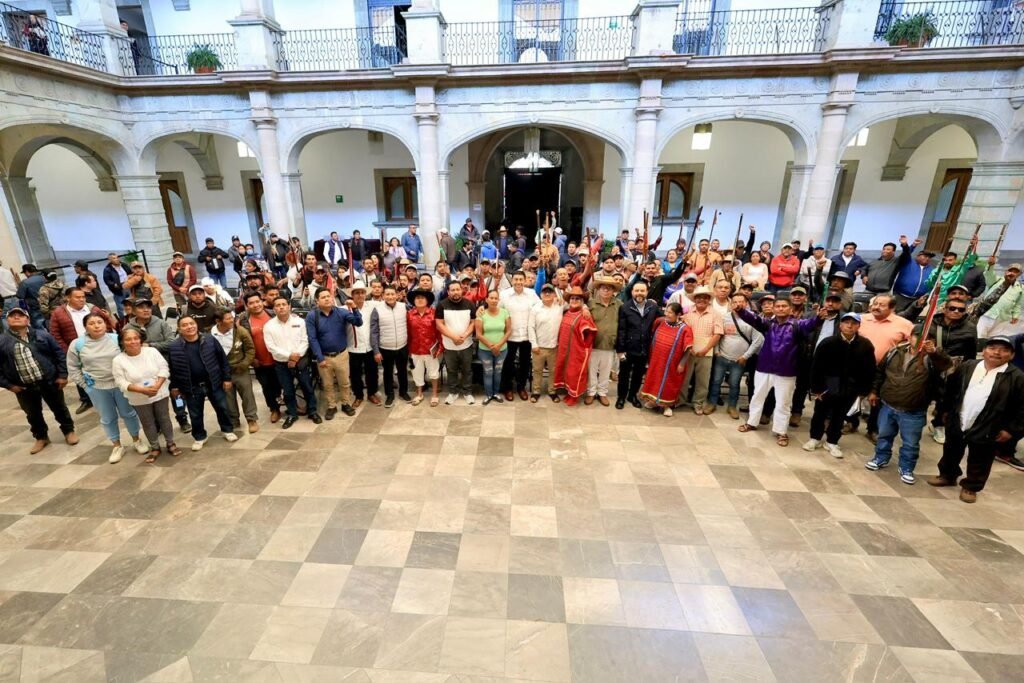 Gobernador Salom&oacute;n Jara recibe pliego petitorio del Movimiento de Unificaci&oacute;n y Lucha Triqui (MULT)