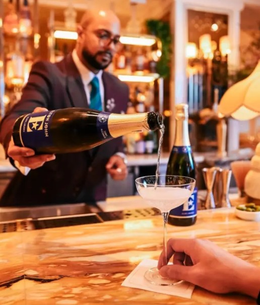 Elton John Zero irrumpe en el mercado con un vino espumoso 0.0% que redefine la experiencia del brindis