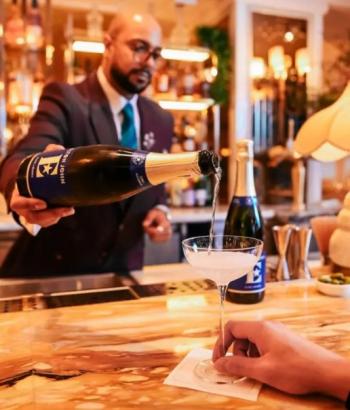 Elton John Zero irrumpe en el mercado con un vino espumoso 0.0% que redefine la experiencia del brindis