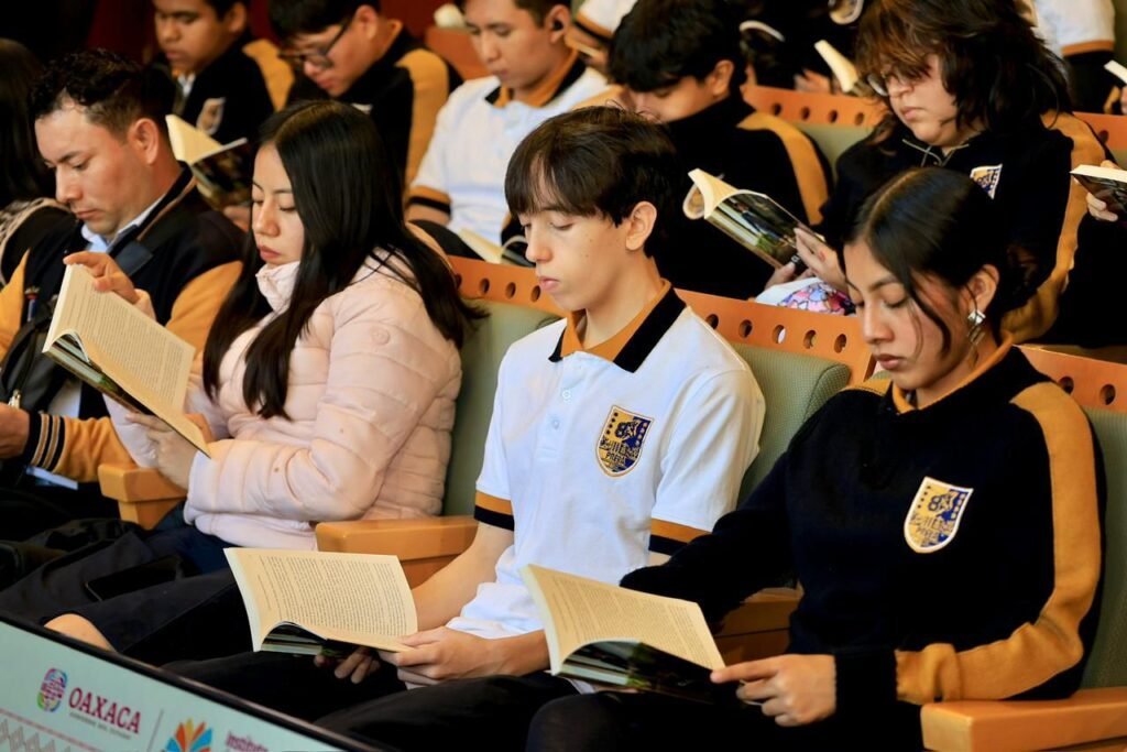 Gobernador de Oaxaca promueve la lectura con estudiantes de la UABJO mediante libro de Sheinbaum