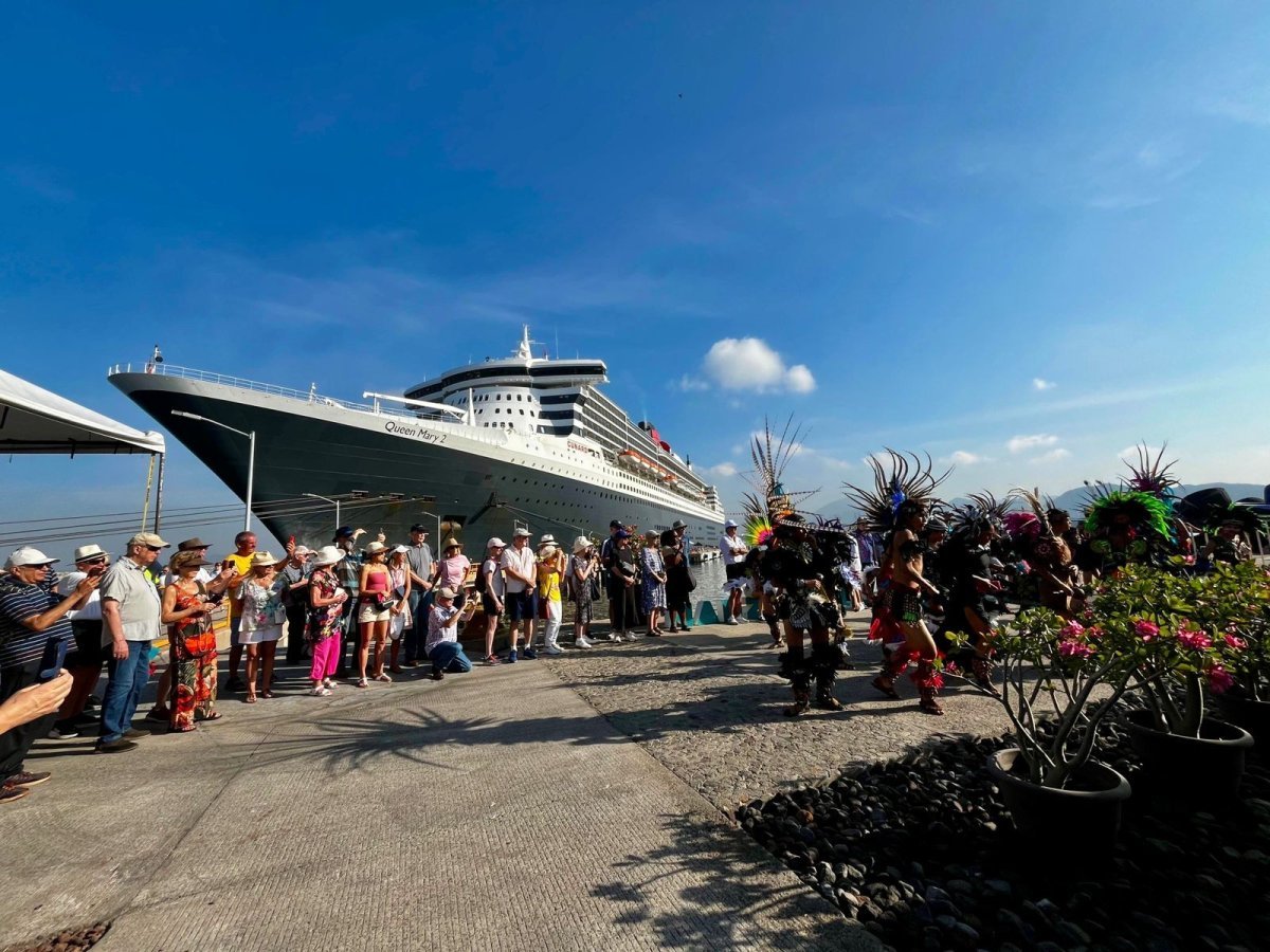 Manzanillo recibe al hist&oacute;rico 'Queen Mary 2', el crucero m&aacute;s grande en atracar en su puerto